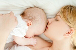 Нічні годування грудьми: чому вони корисні для немовляти?